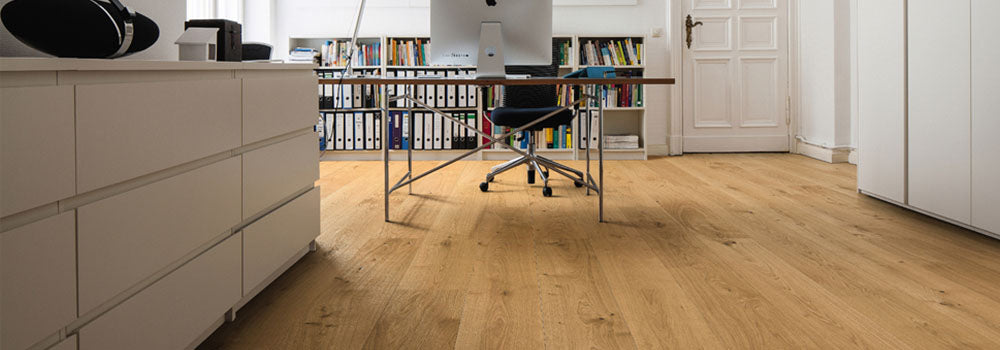 Büro mit edlen Möbel und XXL-Parkett